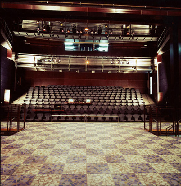 Sur scène comme un acteur ..  (vue de la salle de théâtre)