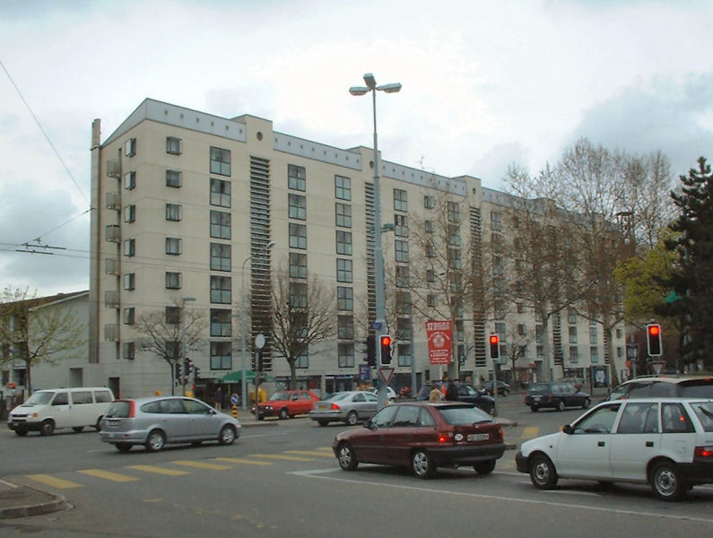 Immeuble de logements proches d'un carrefour bruyant