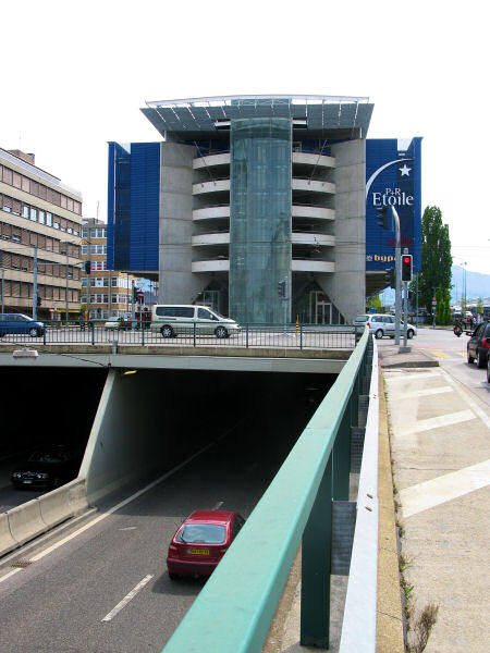 Grand parking d'échanges