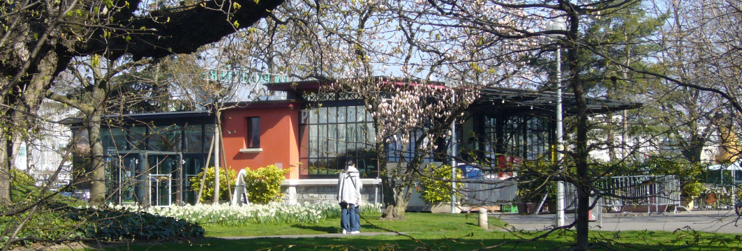 Restaurant  dans un jardin