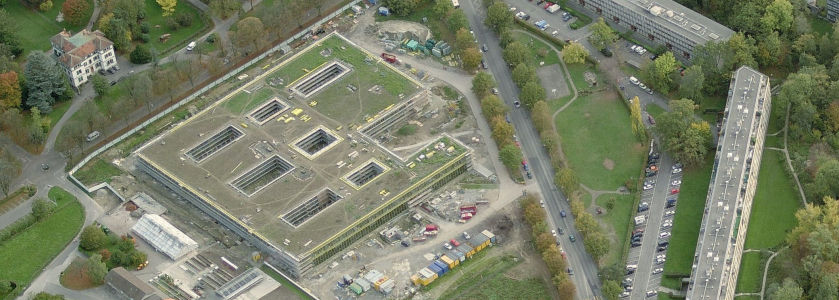 Toiture verte sur un bâtiment en bois