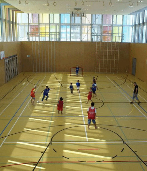 Tournois de football dans la nouvelle salle de gymnastique