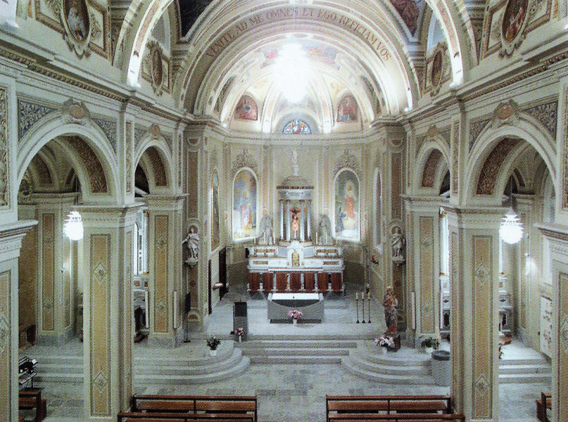 A l'intérieur de la nef d'une ancienne l'église 