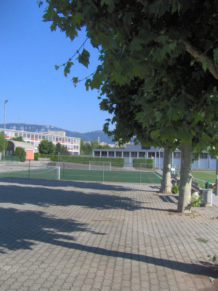 Stade de quartier versus zone villas