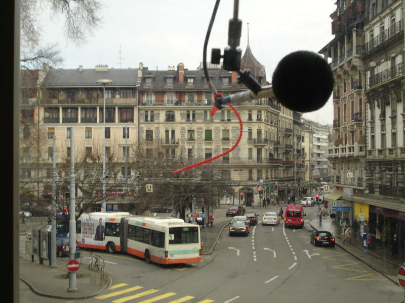 Microphone placé contre l'extérieur du vitrage