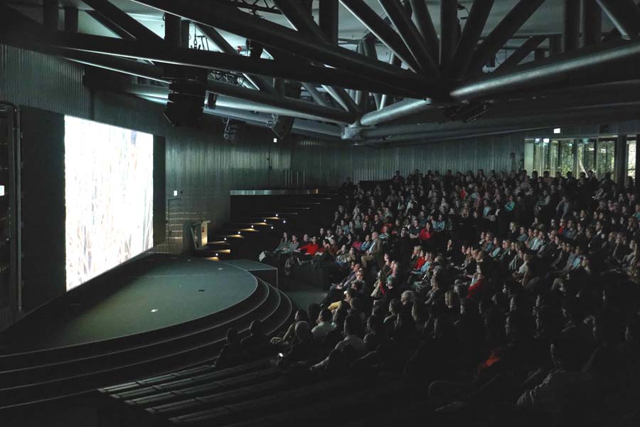 Projection dans le grand auditoire de la Maison de la paix 