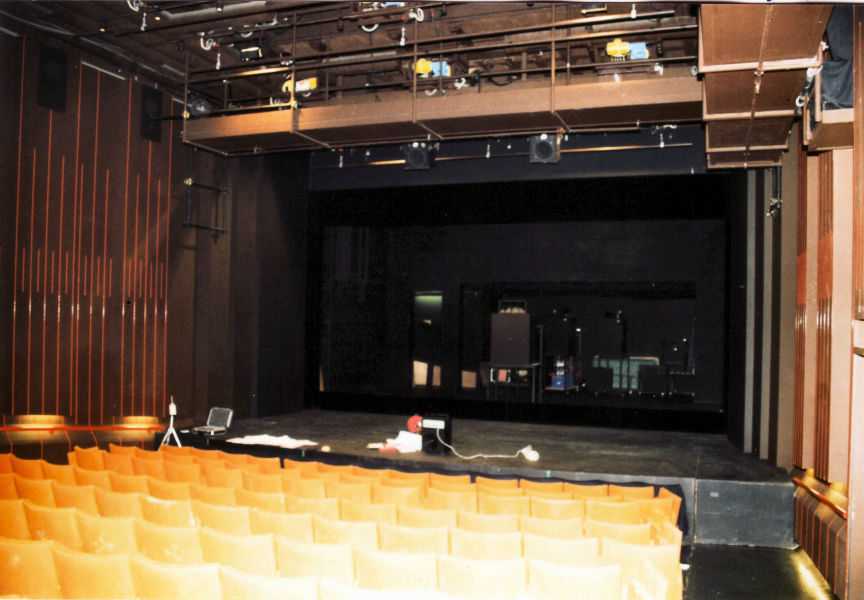 Salle de théâtre avant modification des gradins