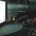 Projection dans le grand auditoire de la Maison de la paix 