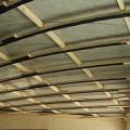 Sous-structure avant la pose du revêtement du plafond absorbant